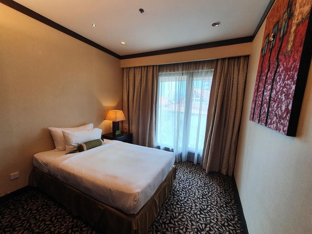 โรงแรมมิคาซ่า ออล สวีท กัวลาลัมเปอร์ ภายนอก รูปภาพ A bedroom at the hotel