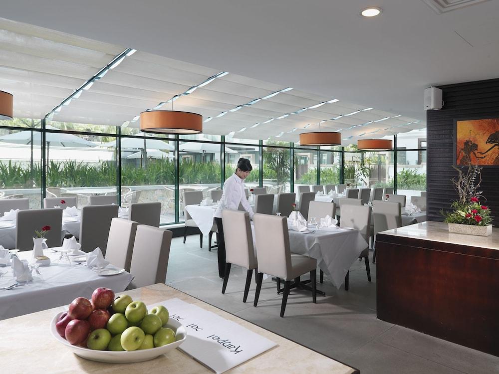 โรงแรมมิคาซ่า ออล สวีท กัวลาลัมเปอร์ ภายนอก รูปภาพ Restaurant
